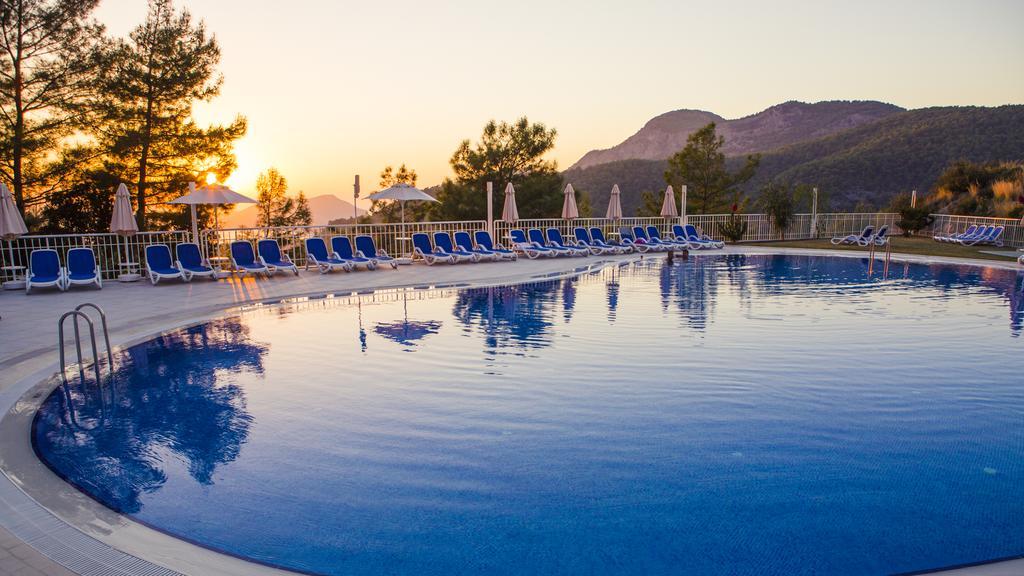 Garcia Resort & Spa Олудениз Экстерьер фото Sunset at the pool