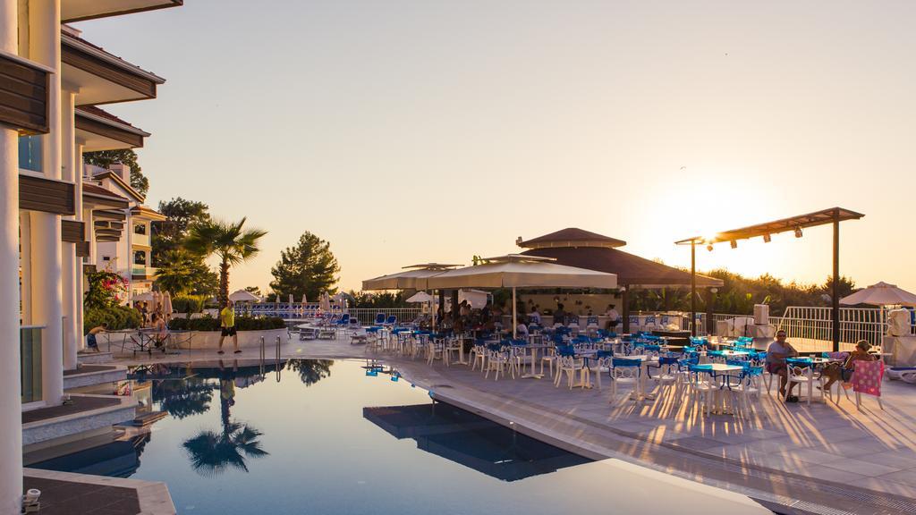 Garcia Resort & Spa Олудениз Экстерьер фото Sunset at the pool